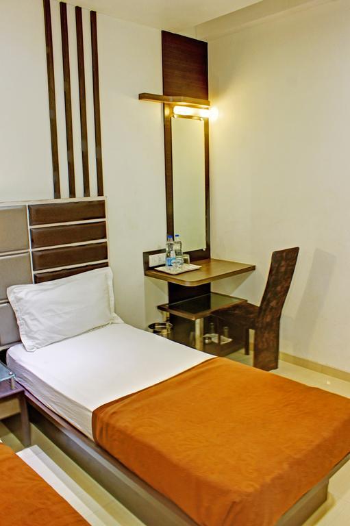 Hotel Corona Bharuch Экстерьер фото