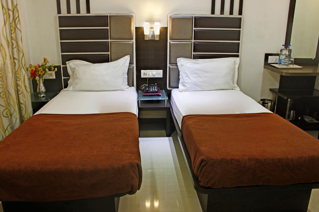 Hotel Corona Bharuch Экстерьер фото