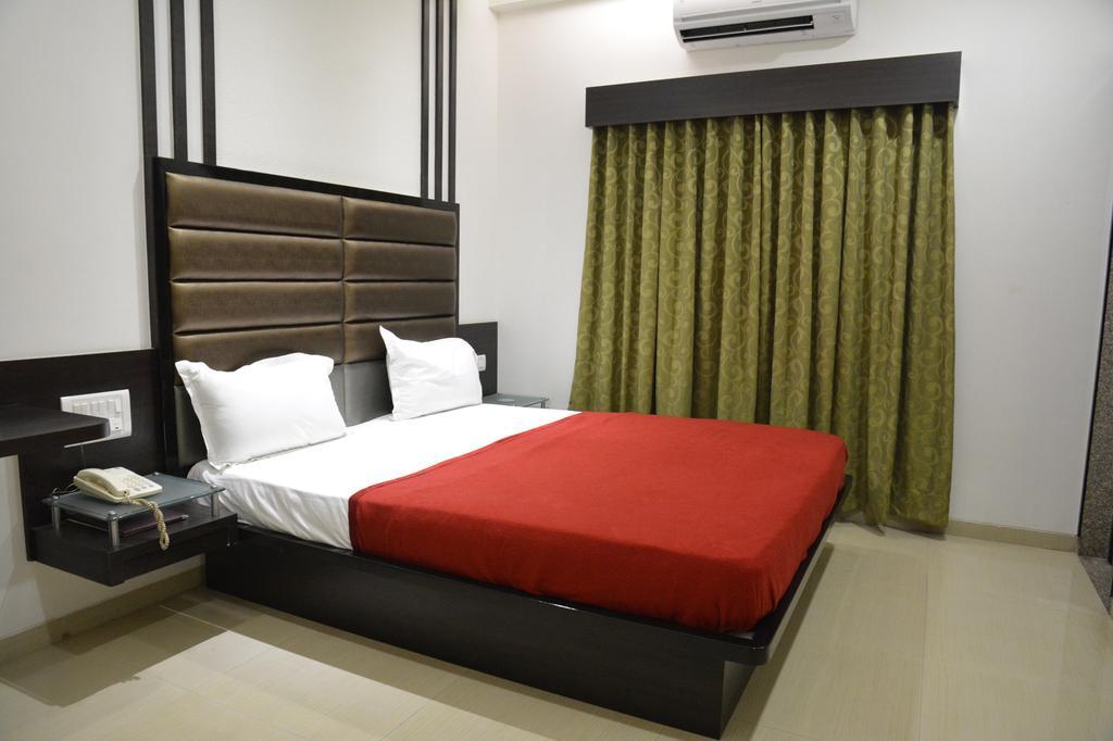 Hotel Corona Bharuch Экстерьер фото
