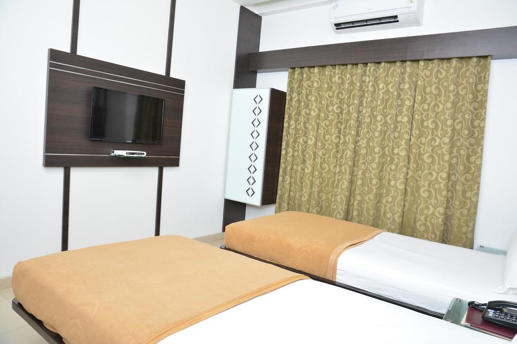 Hotel Corona Bharuch Экстерьер фото