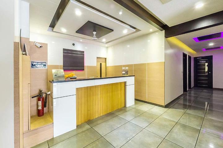 Hotel Corona Bharuch Экстерьер фото